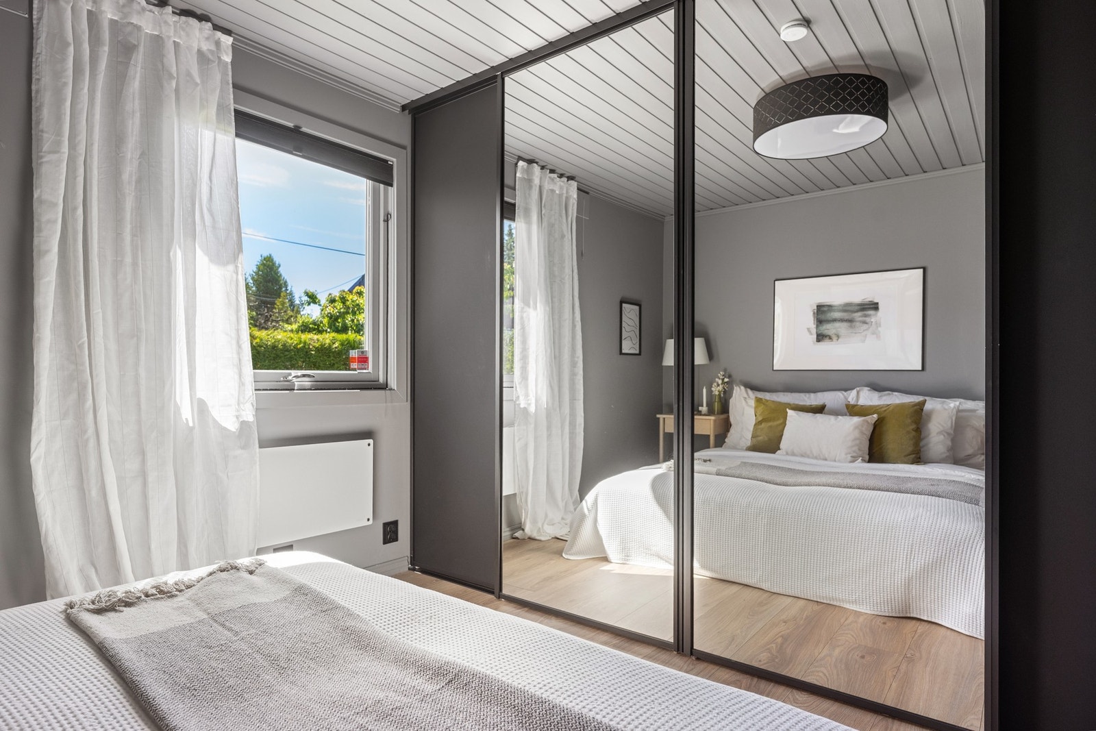 Hovedsoverom med stor skyvedørsgarderobe Galleribilde