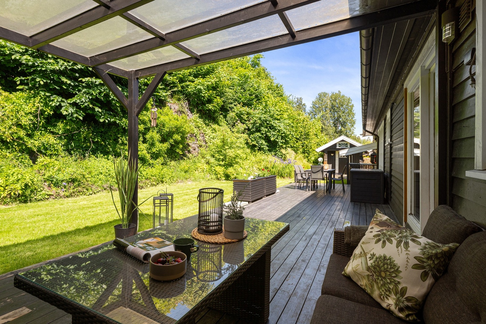 Nydelig og godt skjermet hage og terrasseområde bak huset Galleribilde
