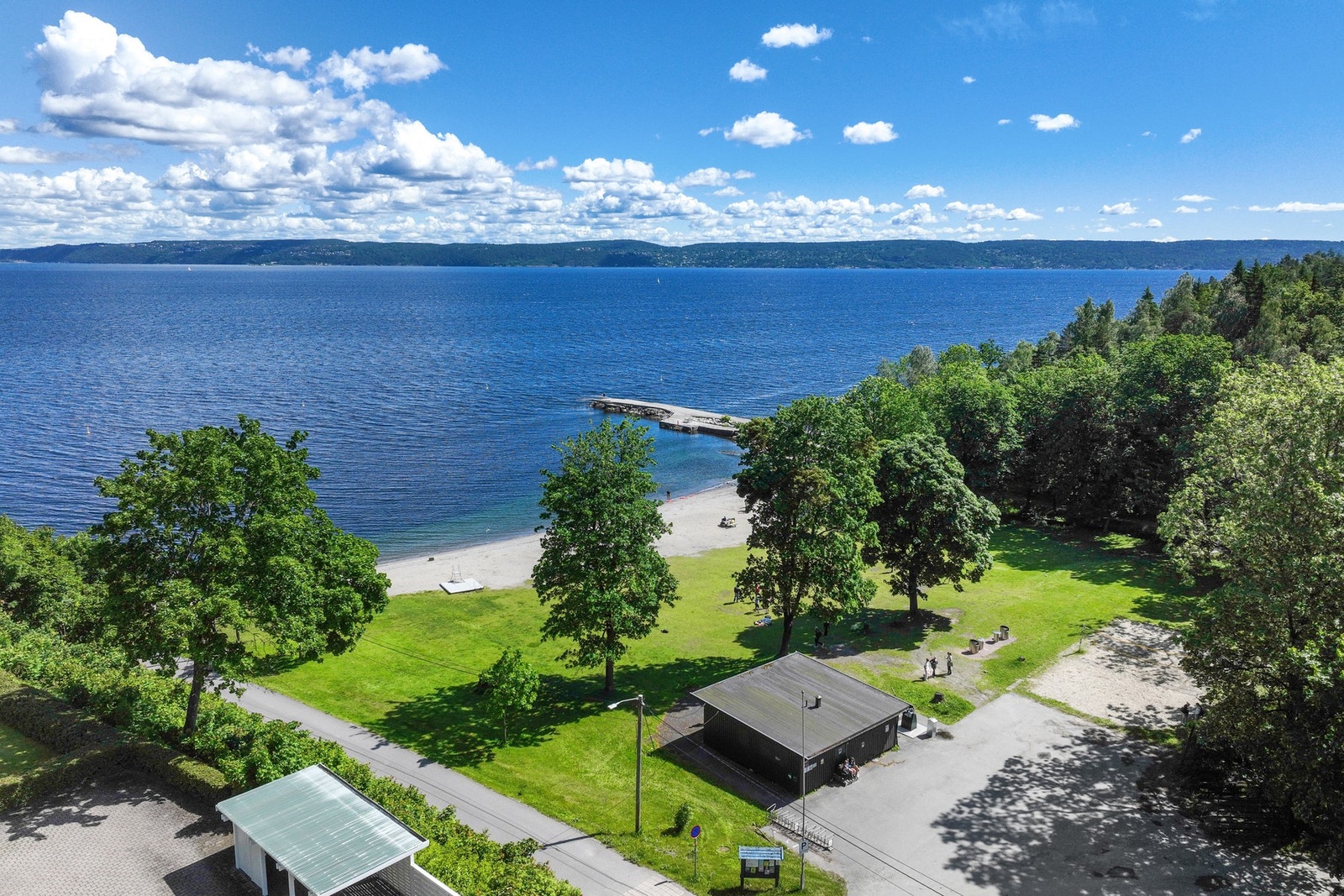 Det er nærhet til sjøen, med flotte badeplasser og turstier Galleribilde