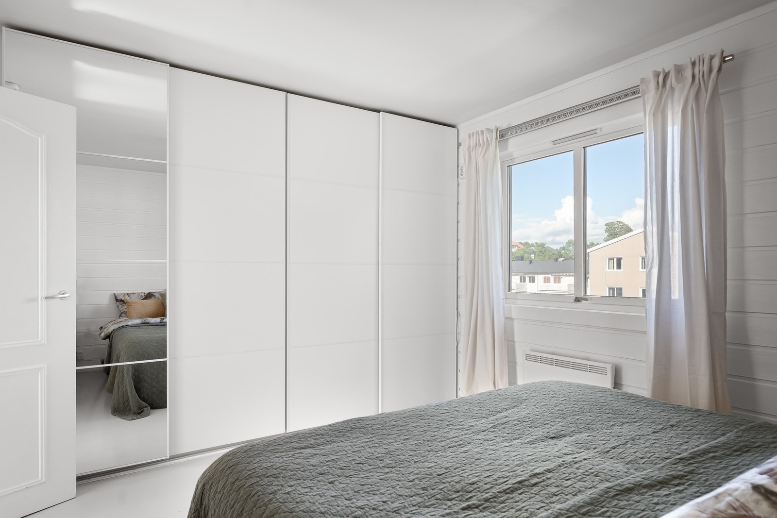 Romslig hovedsoverom med skyvedørsgarderobe Galleribilde
