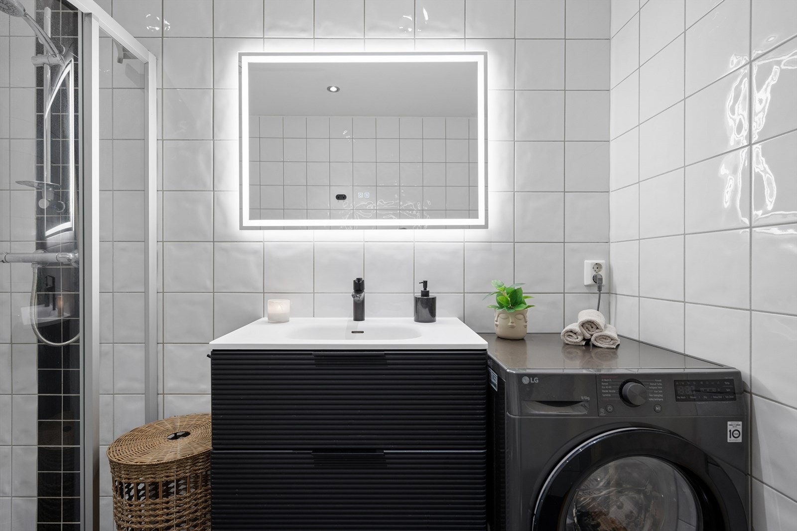Badet er utstyrt med elektriske varmekabler i gulvet og har opplegg for vaskemaskin. Galleribilde