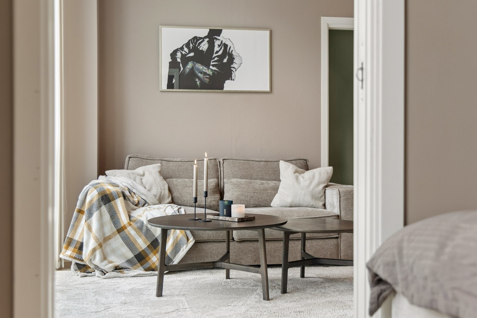 Gjennomgående materialvalg og en nøytral fargepalett skaper en helhetlig stil. Galleribilde