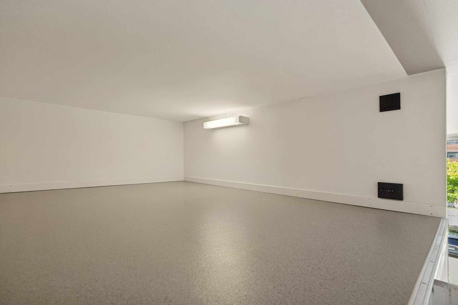 Hemsen har et gulvareal på 4 m² og er en praktisk løsning for ekstra oppbevaring. Galleribilde