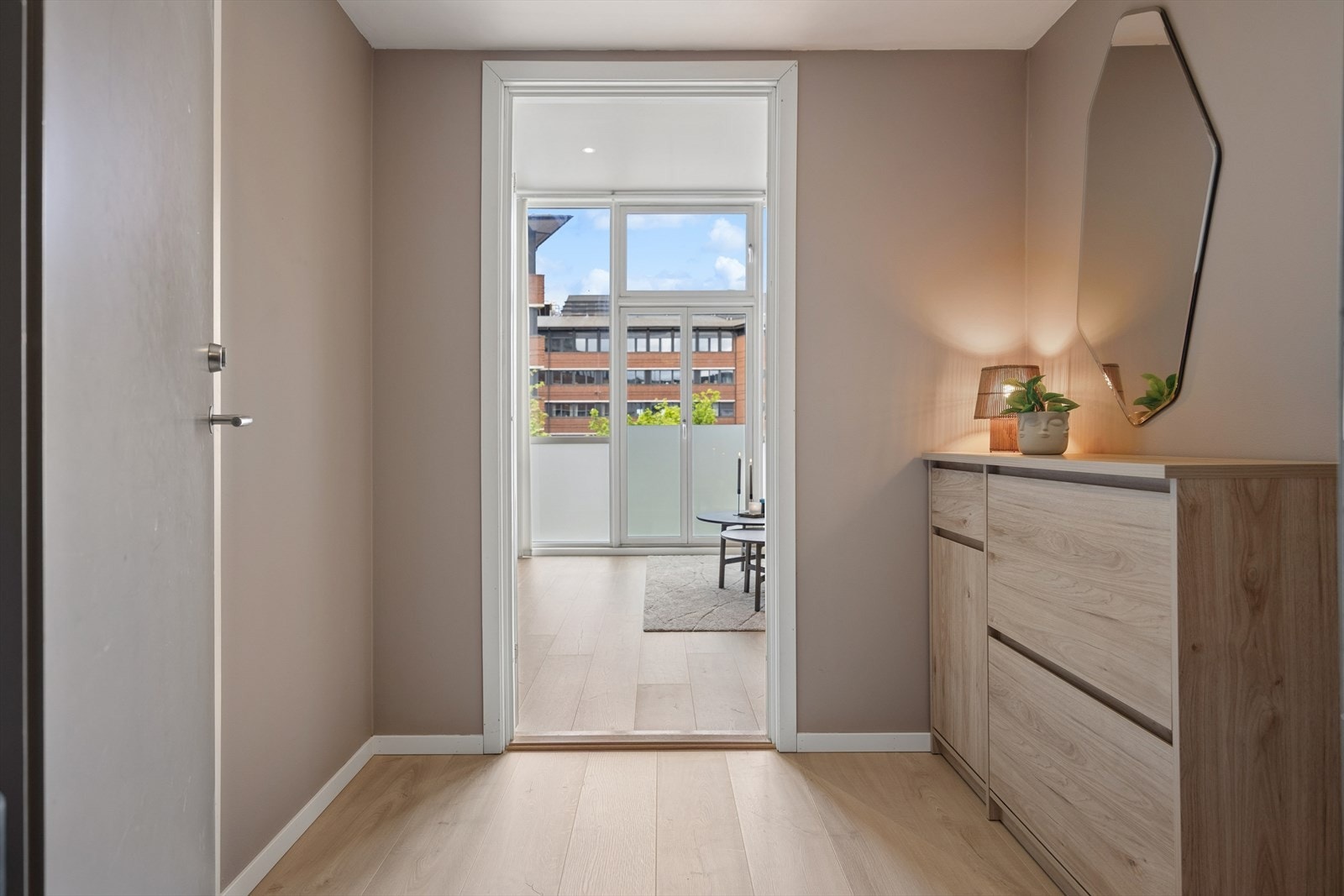 Fra inngangspartiet åpner leiligheten seg opp mot stuen og kjøkkenet. Galleribilde