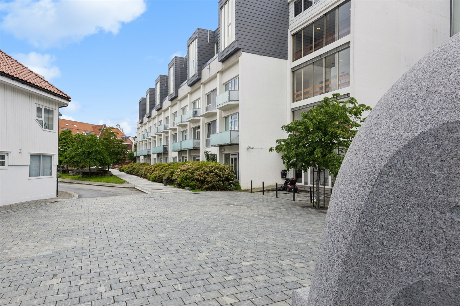 Bygget ble ombygget til leiligheter i 2007 og har velholdte fellesområder. Galleribilde