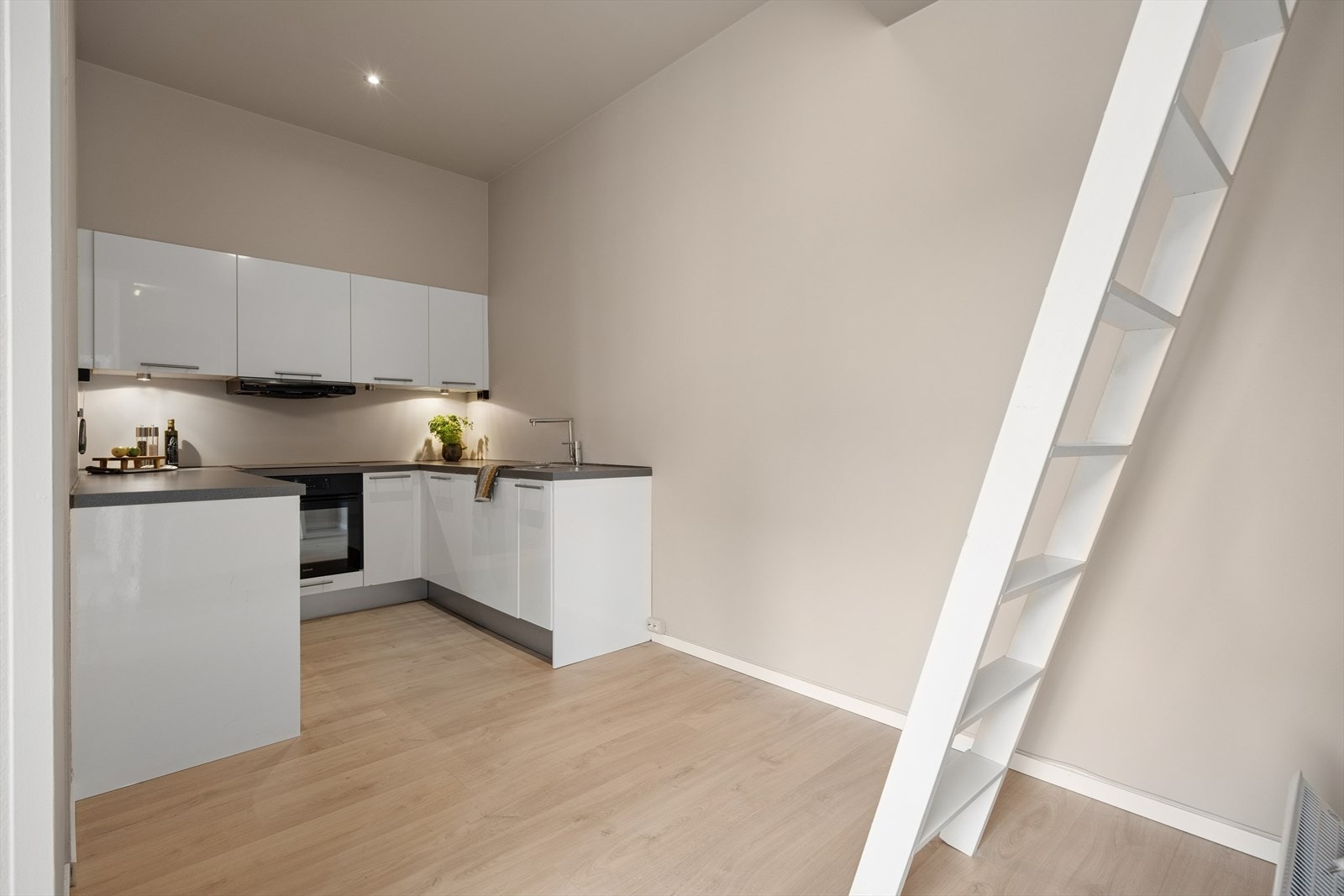 Kjøkkenet er utstyrt med platetopp, stekeovn og oppvaskmaskin. Det er mekanisk avtrekk over kokesonen. Galleribilde