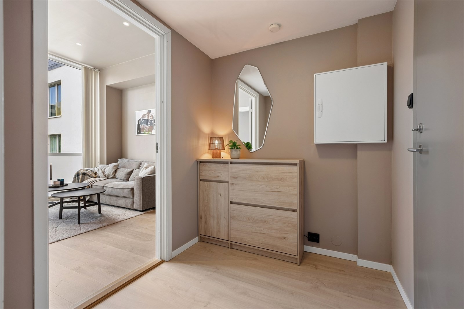 Entréen har plass til oppbevaring av yttertøy og sko, og leder deg videre inn i leilighetens oppholdsrom. Galleribilde