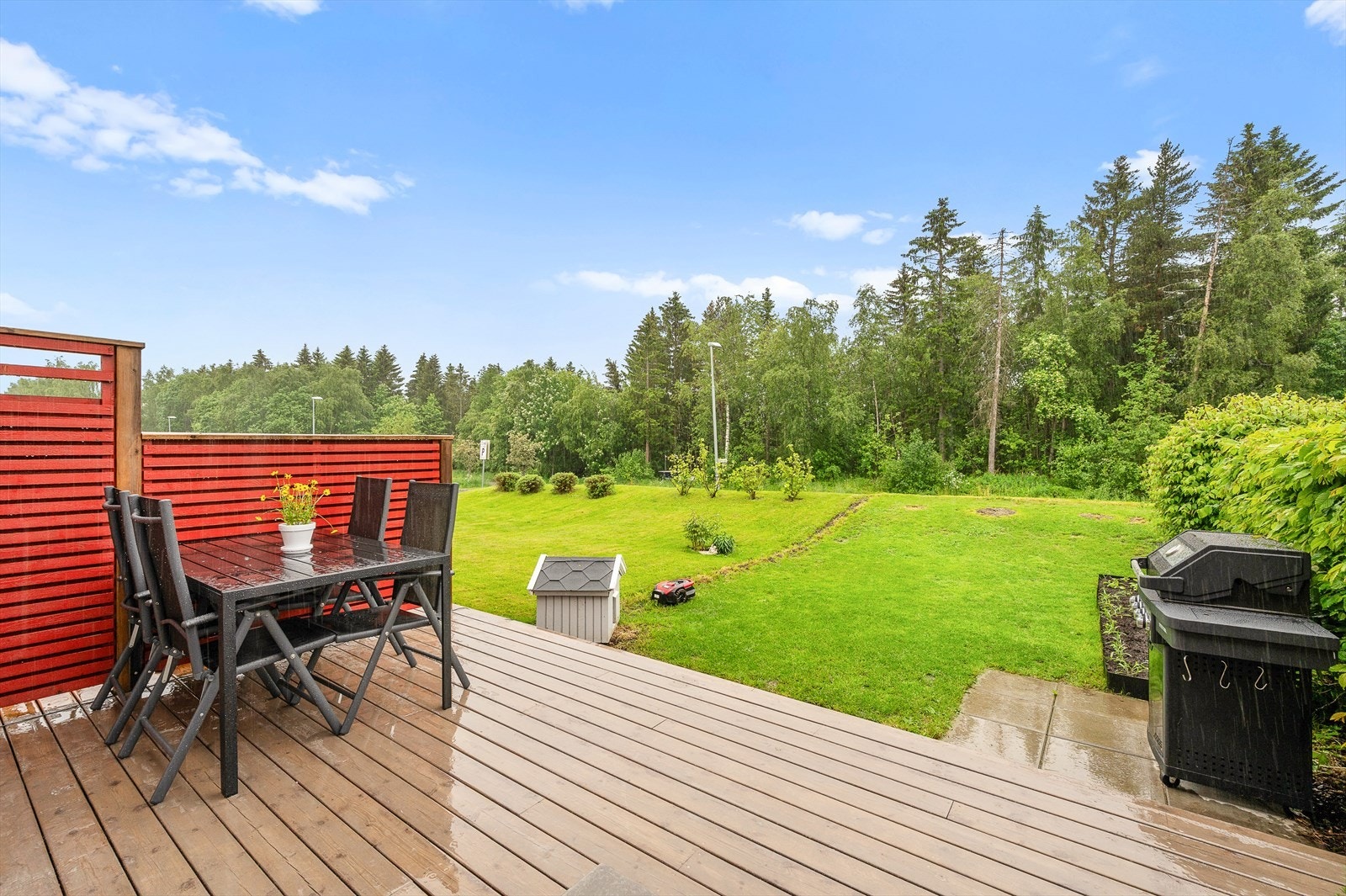 Terrasse og hage med utgang fra stue med gode solforhold. Galleribilde