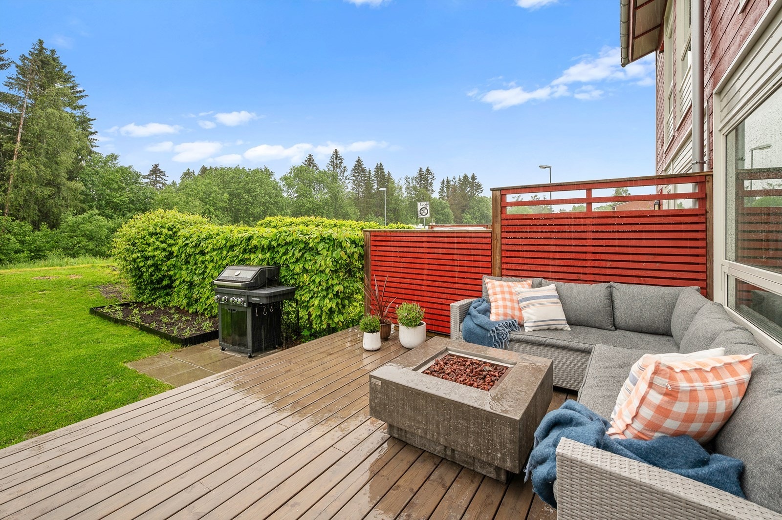 Terrasse og hage på borettslagets tomt med utgang fra stue som er pent opparbeidet og med gode solforhold Galleribilde