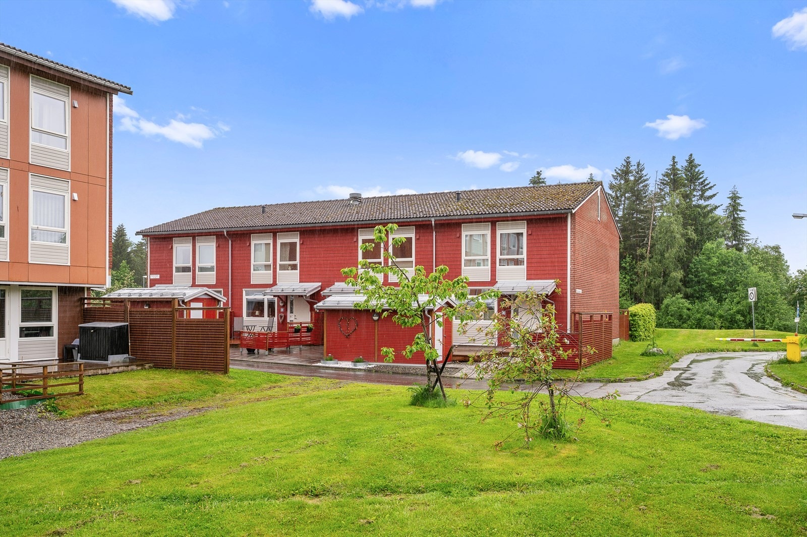 Borettslaget har fine uteområder med sittegrupper og lekeplass. De har også et felles selskapslokale, Storstua, som er tenkt som et rimelig alternativ for beboere å kunne arrangere bursdager, barnedåp, konfirmasjon etc. Galleribilde