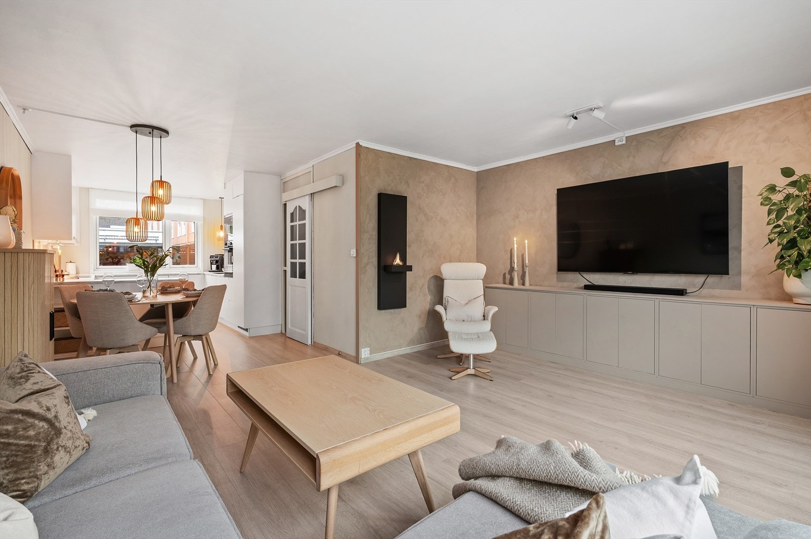 Rekkehuset oppfattes som veldig innbydende med moderne og lune farger samt 1-stavs gulv. Galleribilde