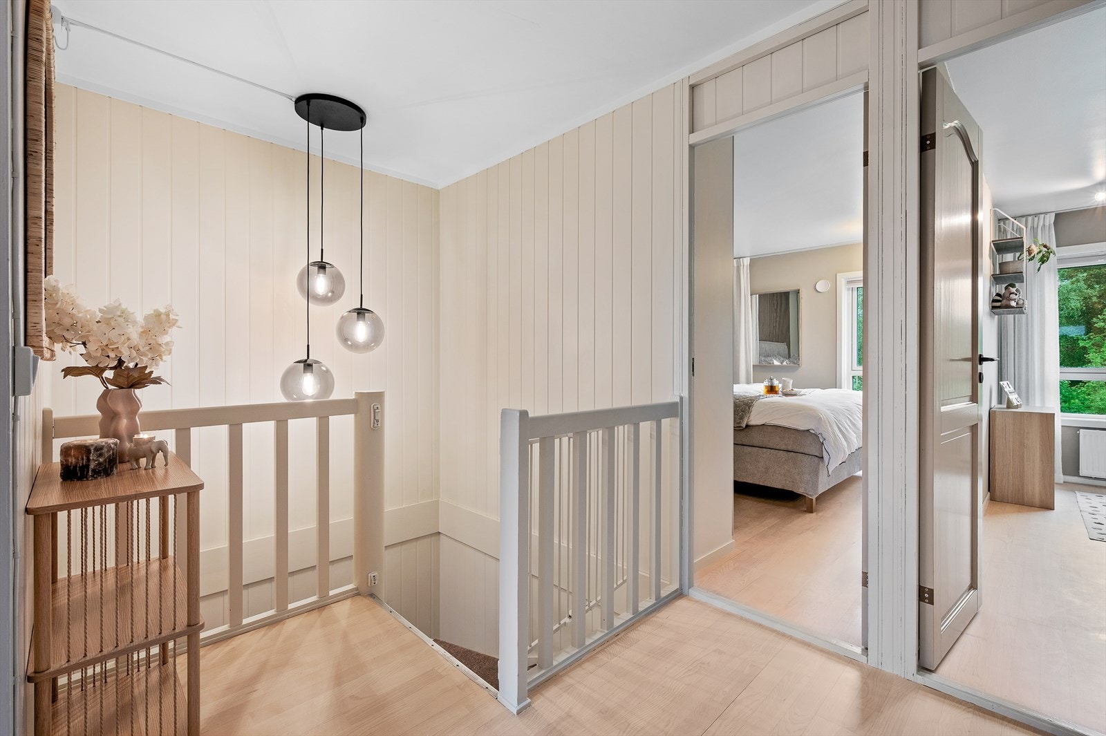 Gangareal i boligens andre plan som leder inn til 3 stk. soverom samt bad og toalett/vaskerom Galleribilde