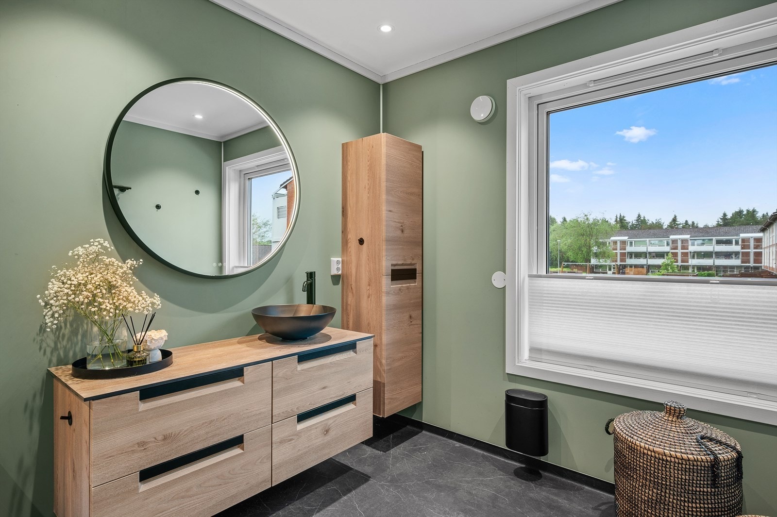 med behagelig gulvvarme, downlights i himling m/dim og badekar med regndusj. Galleribilde