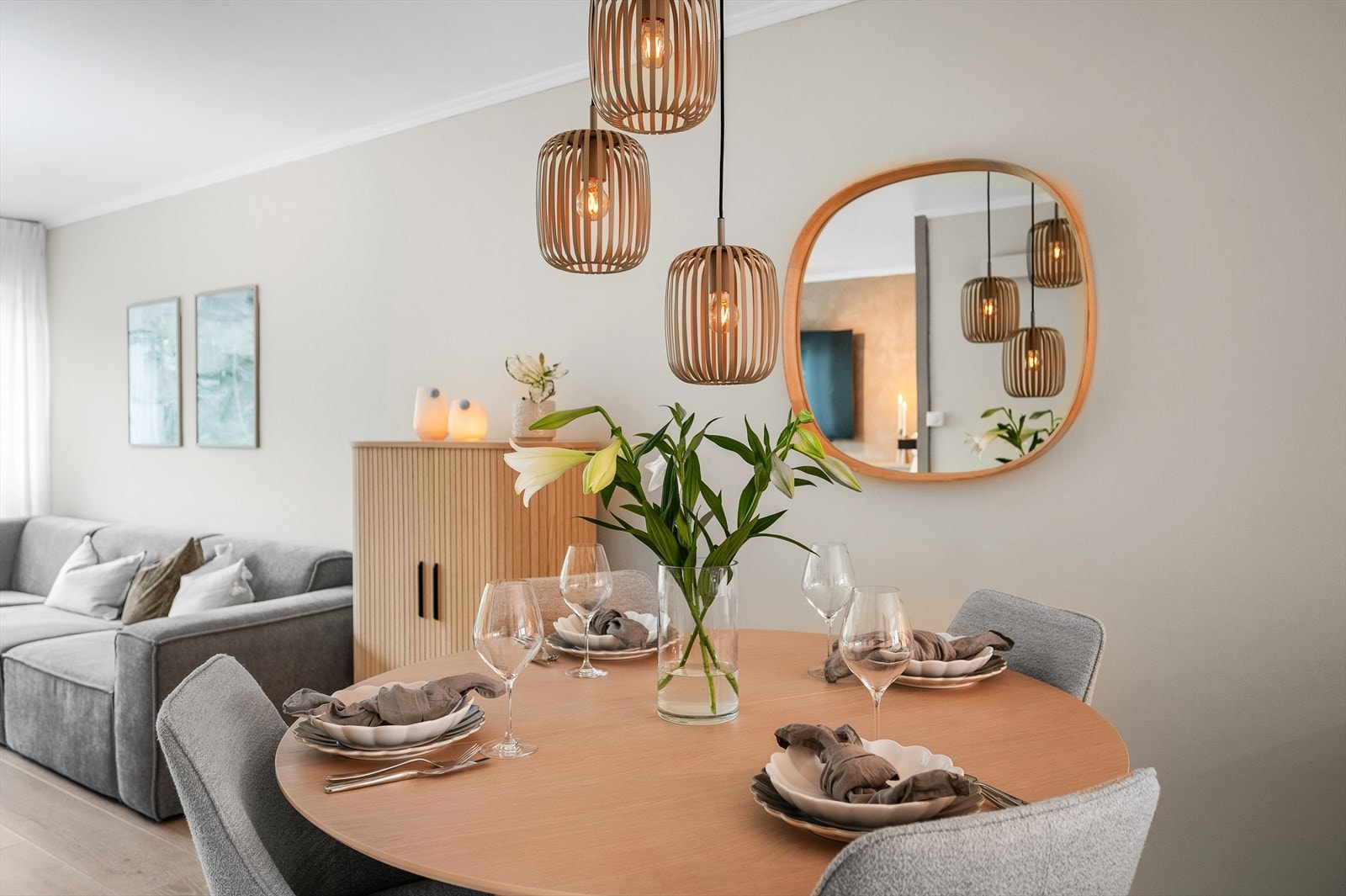 Stuen har god plass til spisebord hvor hele storfamilien kan samles Galleribilde