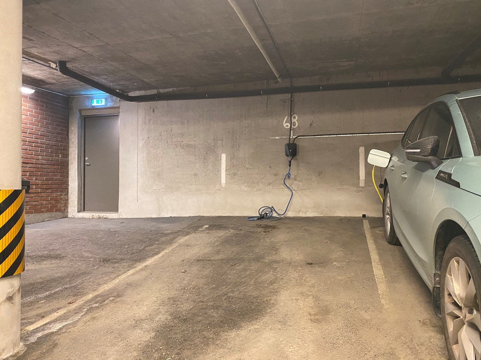 Fast p-plass med endebeliggenhet gjør parkeringsplassen mer romslig. Rett ved inngang til dør som leder videre til bakkeplan og rekkehus. Det er etablert elbil-lader som medfølger handelen. Galleribilde