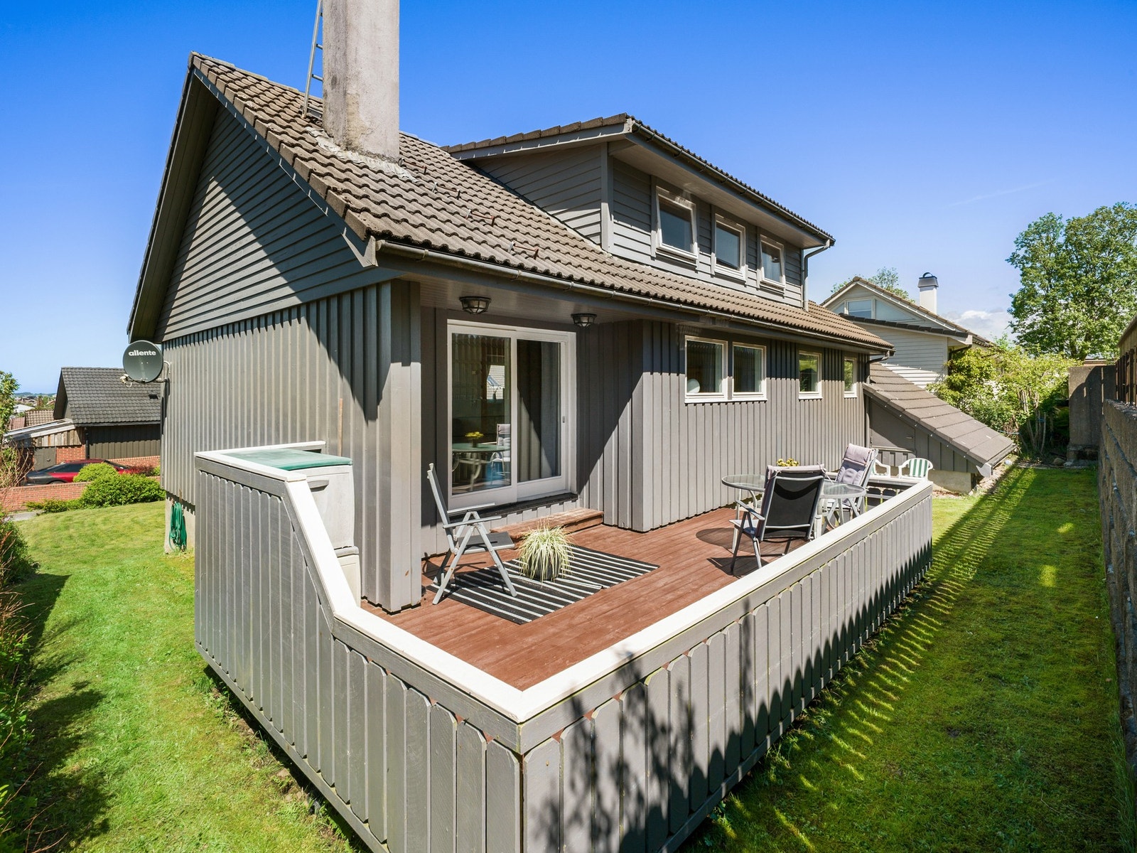 Terrassen danner en naturlig overgang til den flotte og velstelte hagen. Galleribilde