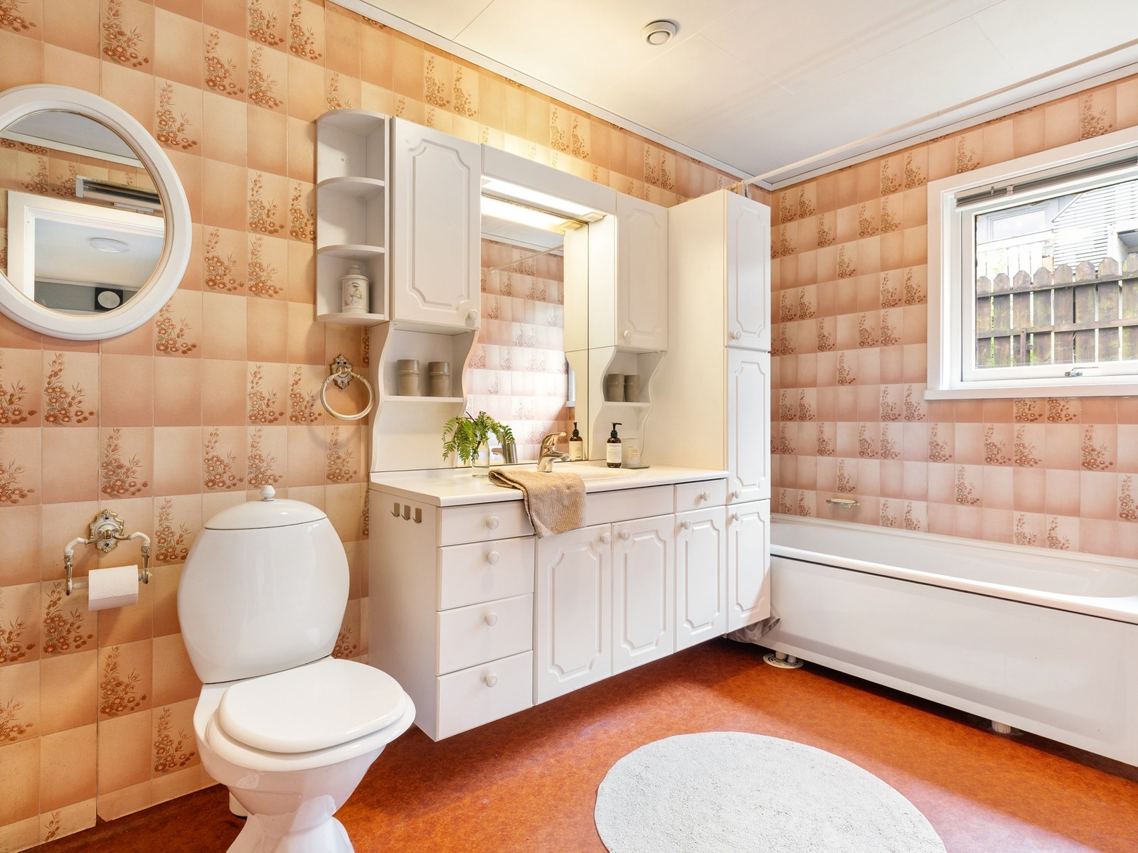 Badet i 1. etasje har belegg på gulv og våtromstapet på veggene. Galleribilde