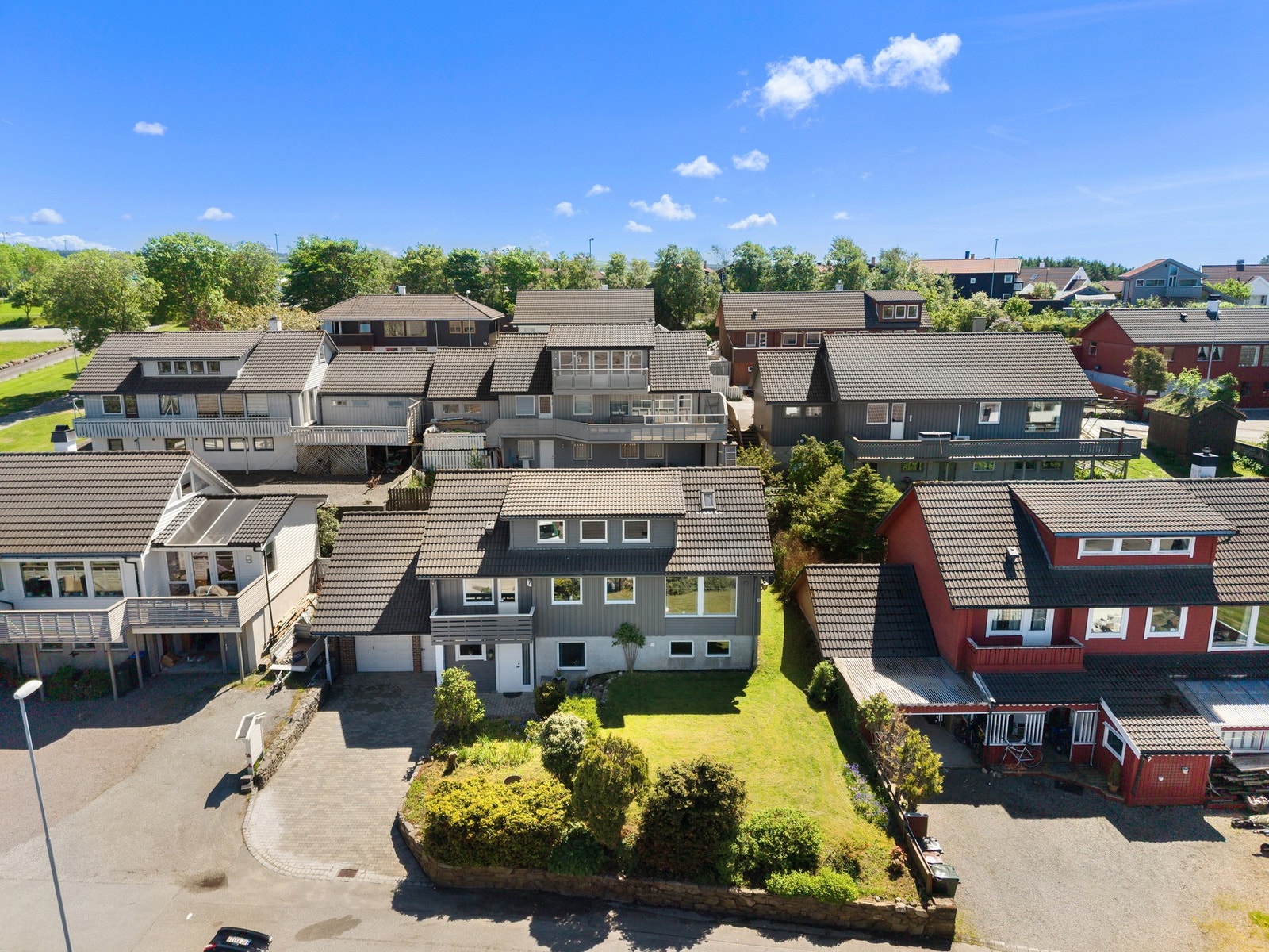 Eiendommen har en solrik hage, som er ideell for familier som ønsker et hjem med god plass og gode uteområder. Galleribilde