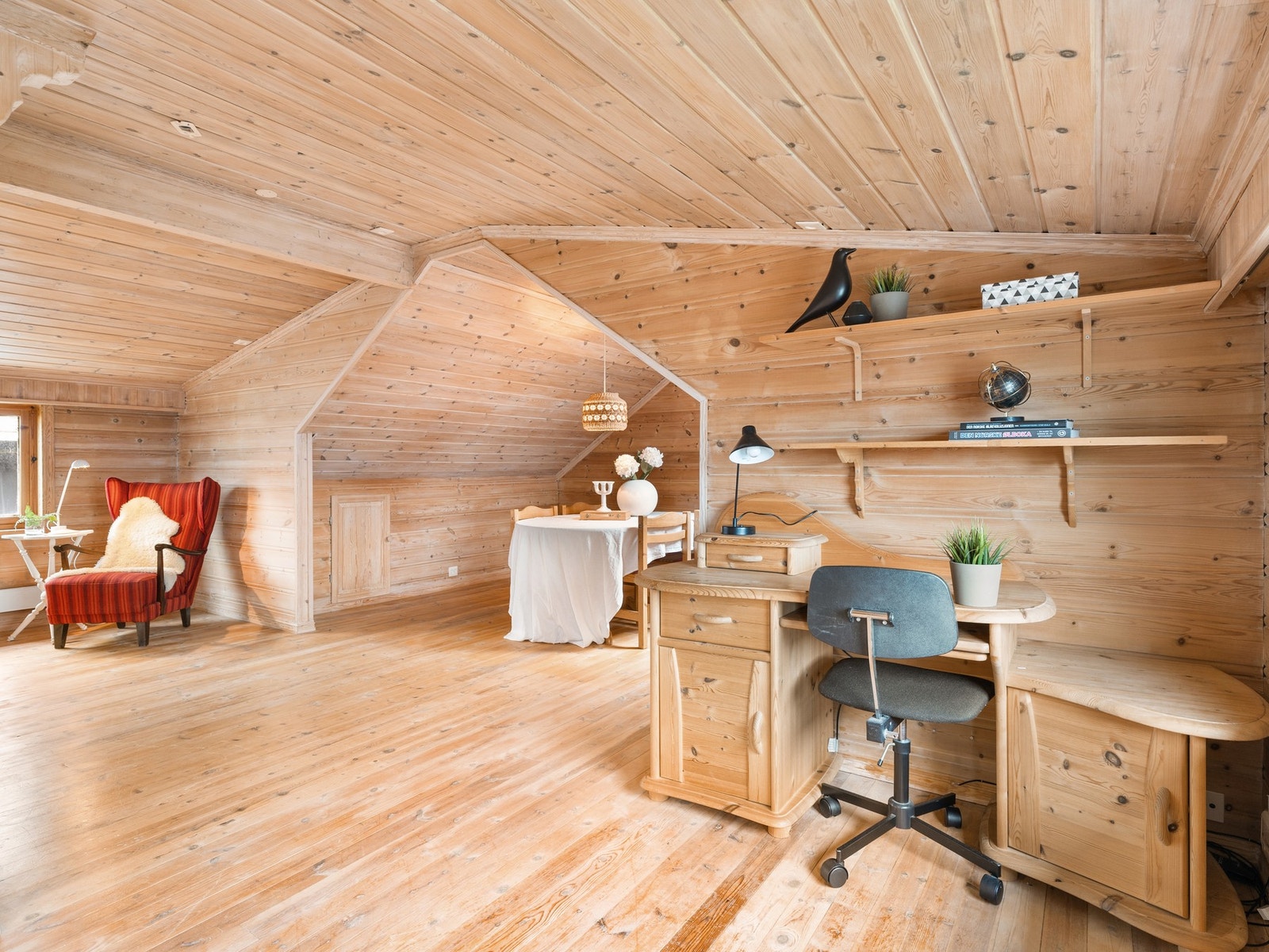 Her har man god plass til både sittegruppe, skrivebord og spiseplass. Galleribilde