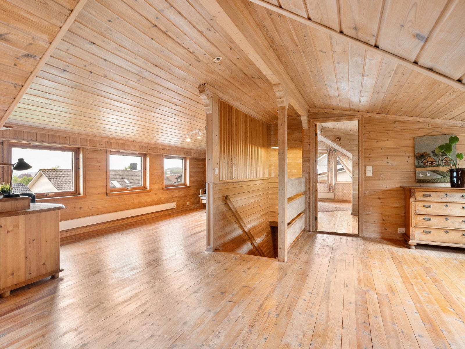 En del av loftet er i dag innredet som en loftstue. Galleribilde