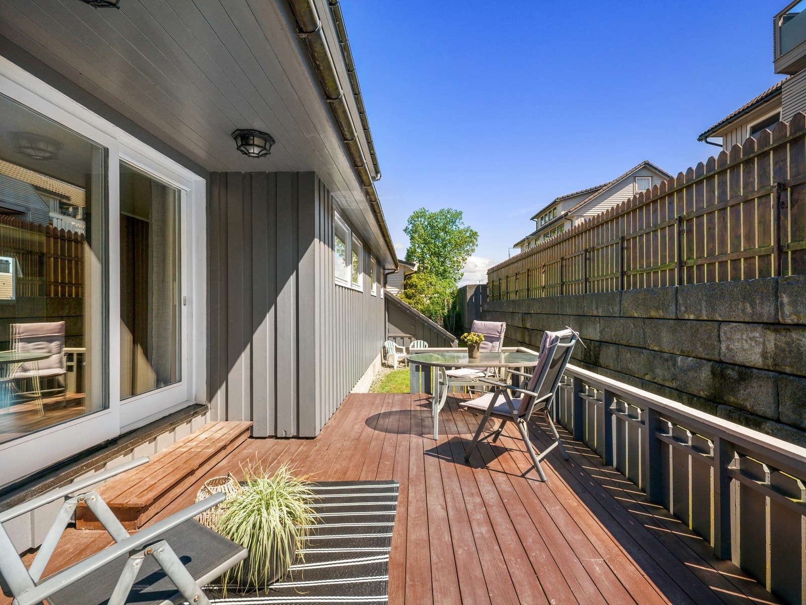 Fra stuen har man utgang til boligens terrasse og uteområde. Galleribilde