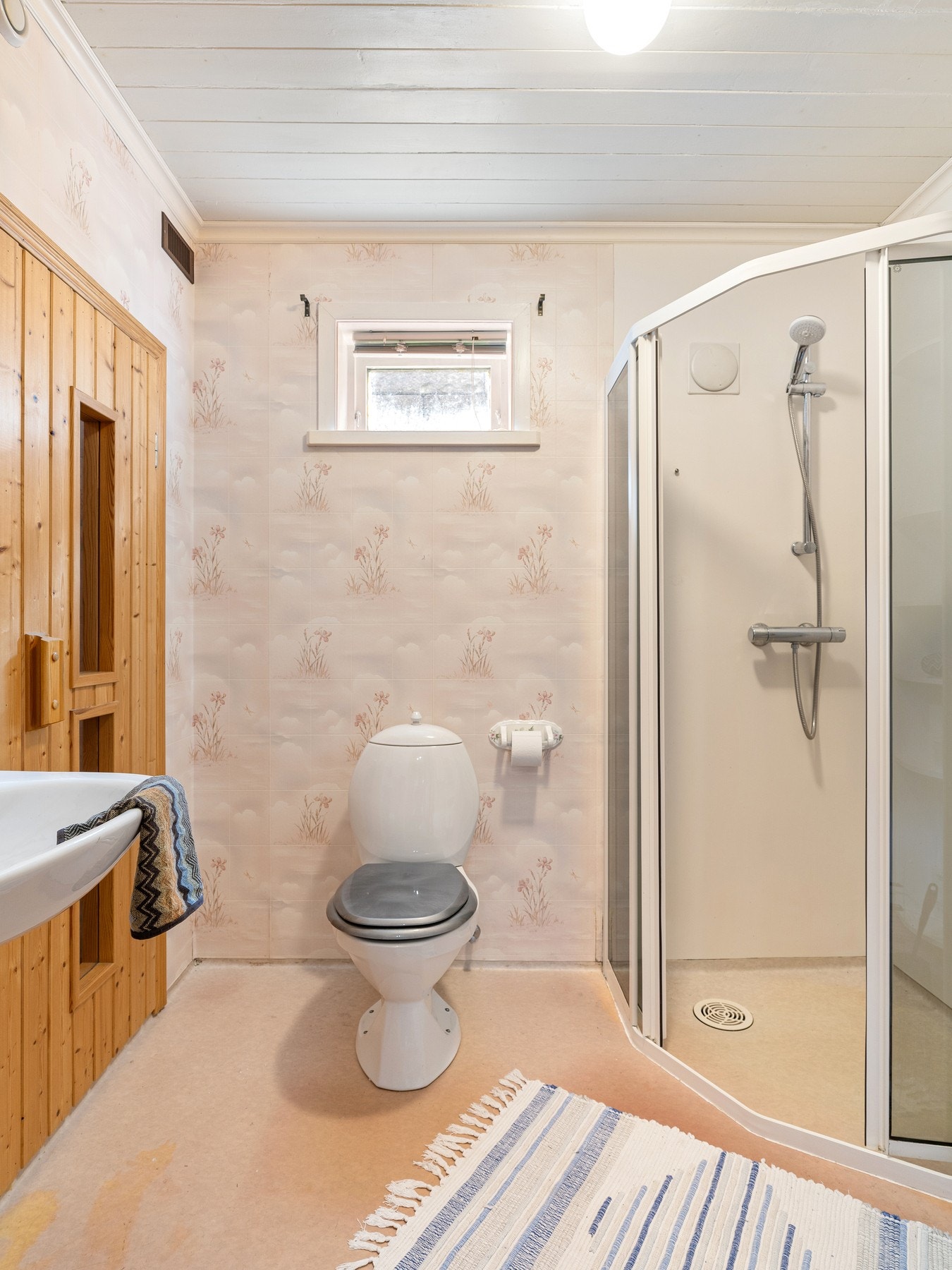 Badet i underetasjen har belegg på gulv samt våtromstapet og belegg på veggene. Galleribilde