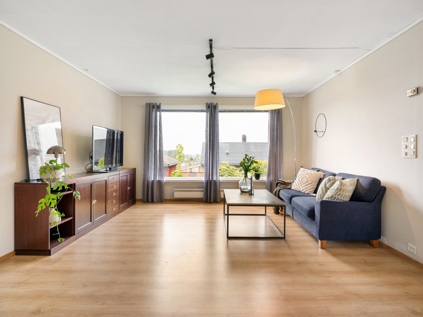 Store vindusflater som slipper inn rikelig med naturlig lys. Galleribilde