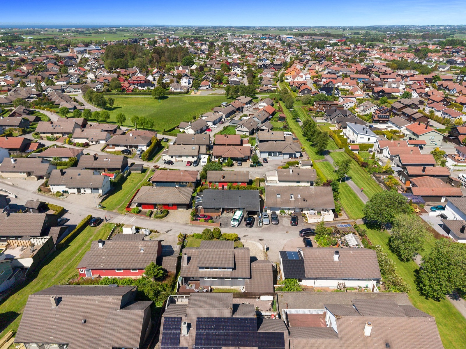 Fra boligen er det kort avstand til barnehager, skoler, flotte friluftsområder og gode kollektivforbindelser. Galleribilde