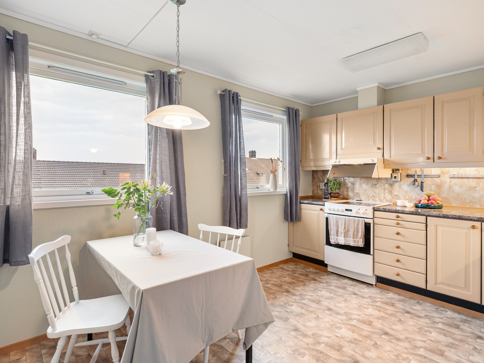 På kjøkkenet har man også plass til spisebord noe som legger til rette for trivelige hverdagsmåltider. Galleribilde