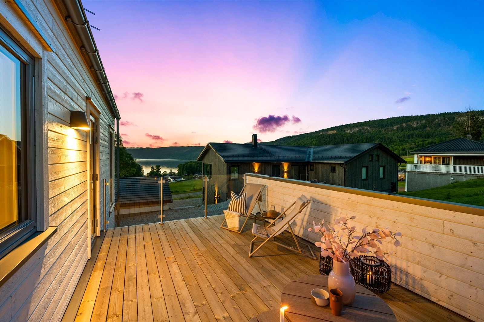 Fra terrassen er det en flott utsikt til Holsfjorden og de omkringliggende åsene Galleribilde
