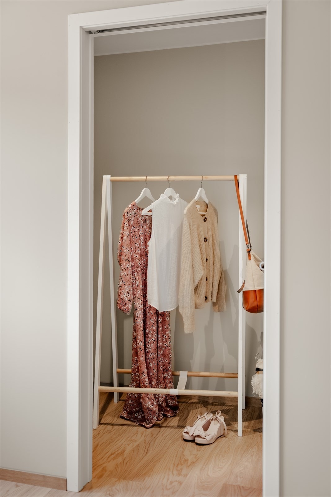 Walk-in-closet, klart for din personlige garderobeløsning. Galleribilde