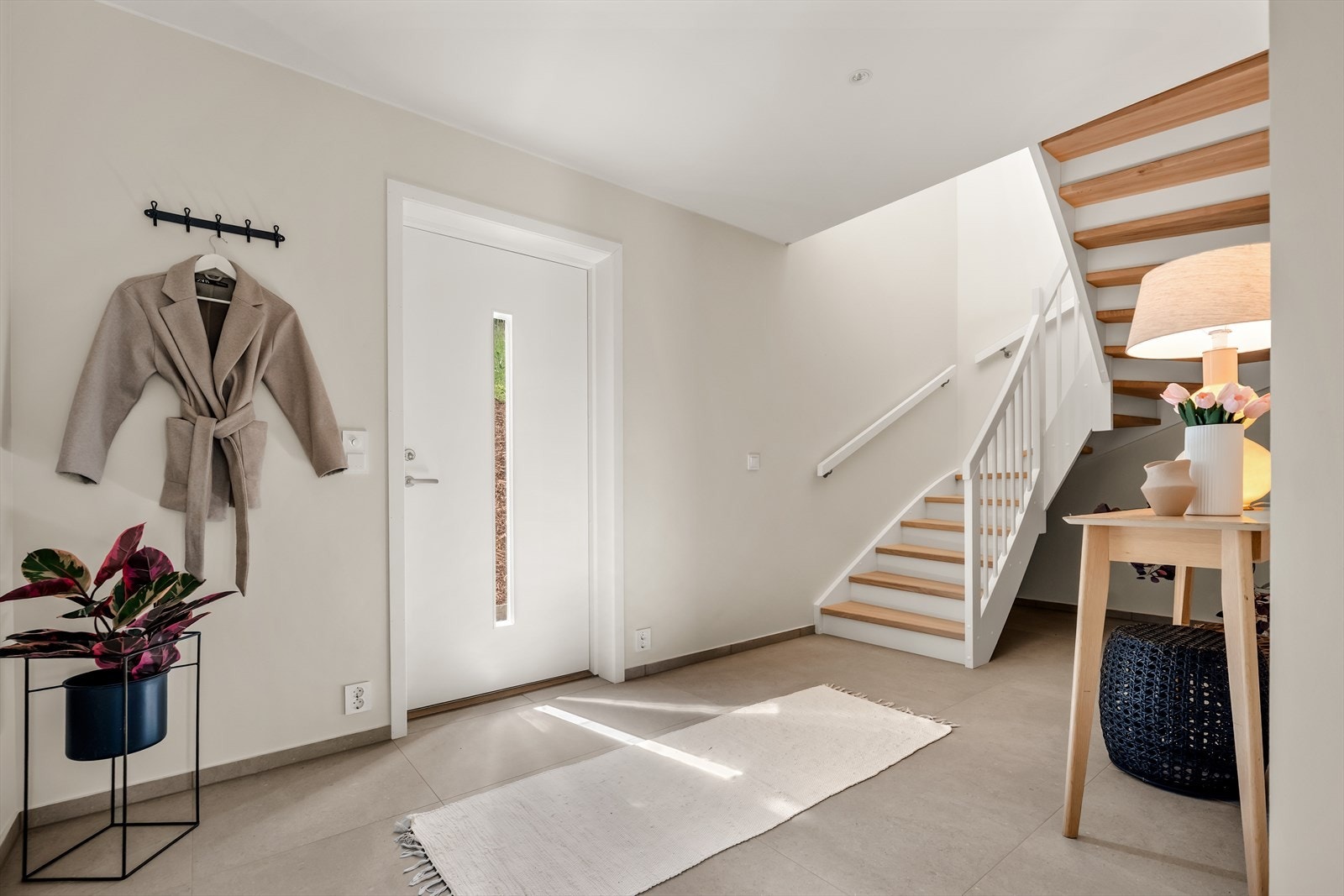 Entréen har slitesterke 'Antica Grey' fliser med gulvvarme. Galleribilde