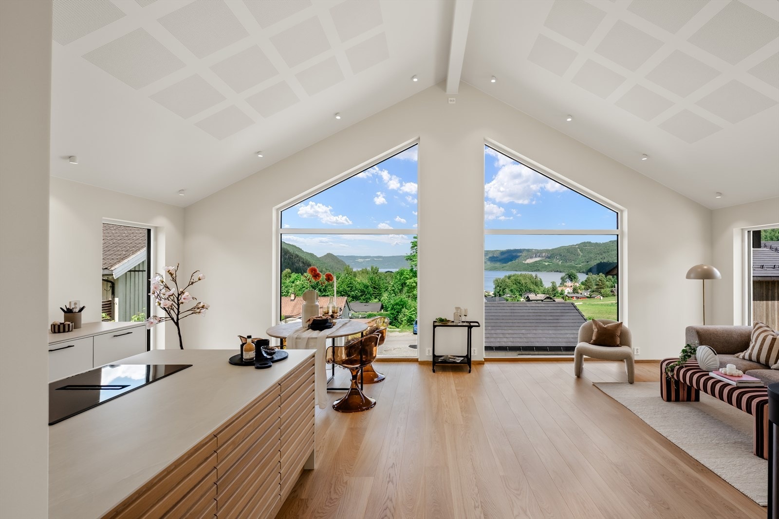 De store gavlvinduene rammer inn utsikten over Holsfjorden og landskapet rundt. Galleribilde