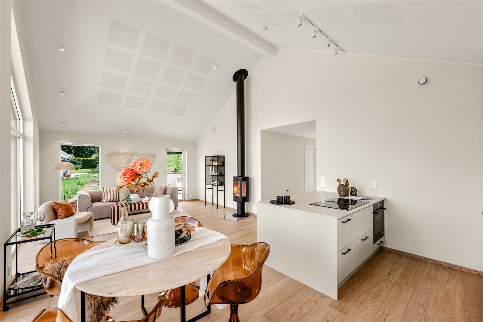En stilren peisovn fra Contura gir lun varme og er et sentralt element i stuen. Galleribilde