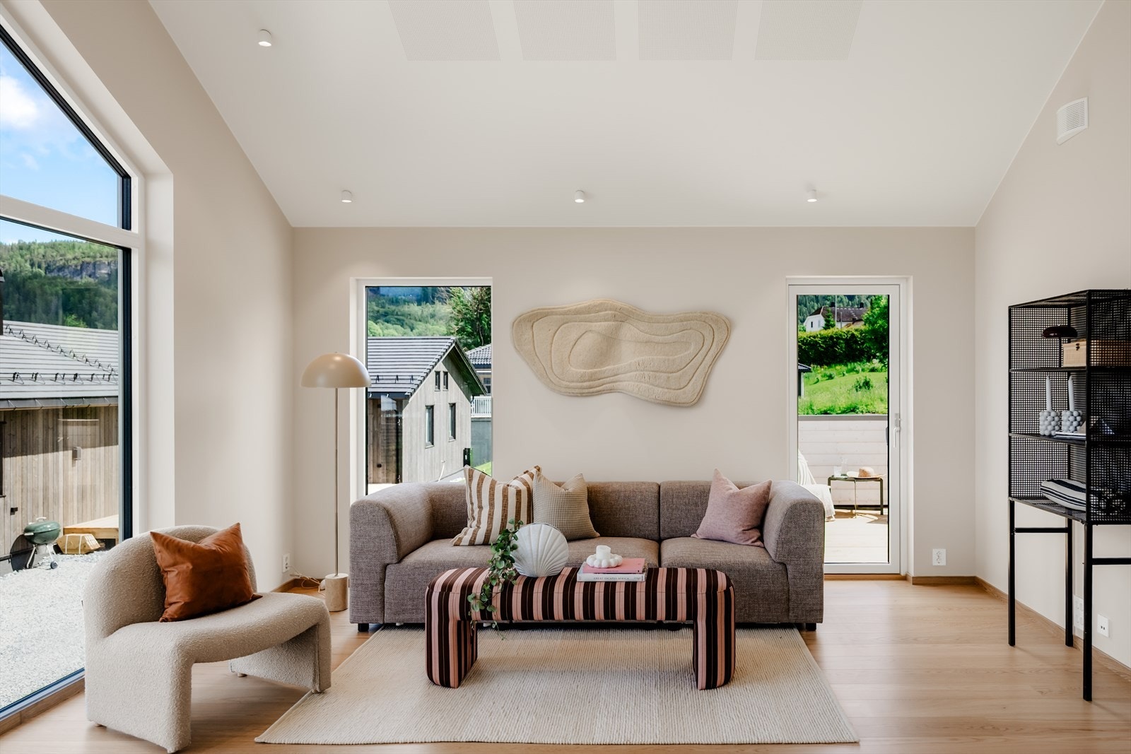 Stuen har god plass til en romslig sofagruppe. Galleribilde