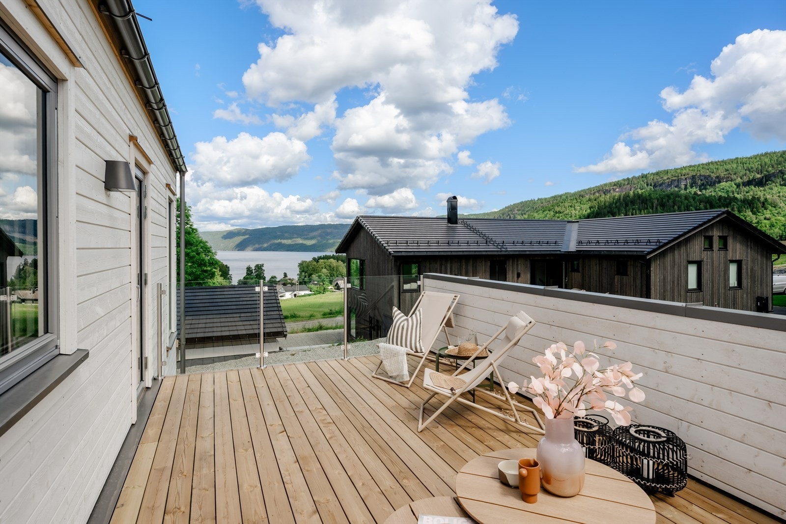 Stor balkong over carporten med flott utsikt utover Holsfjorden. Galleribilde