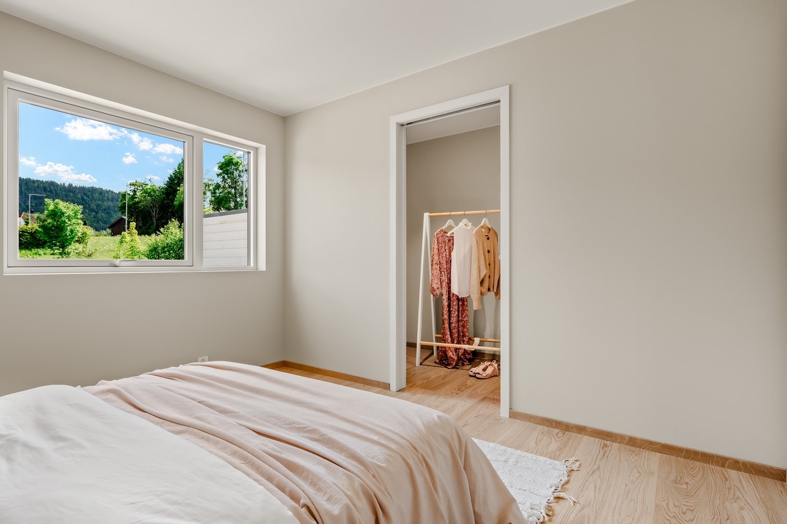 Fra soverommet er det direkte adkomst til et praktisk walk-in-closet. Galleribilde