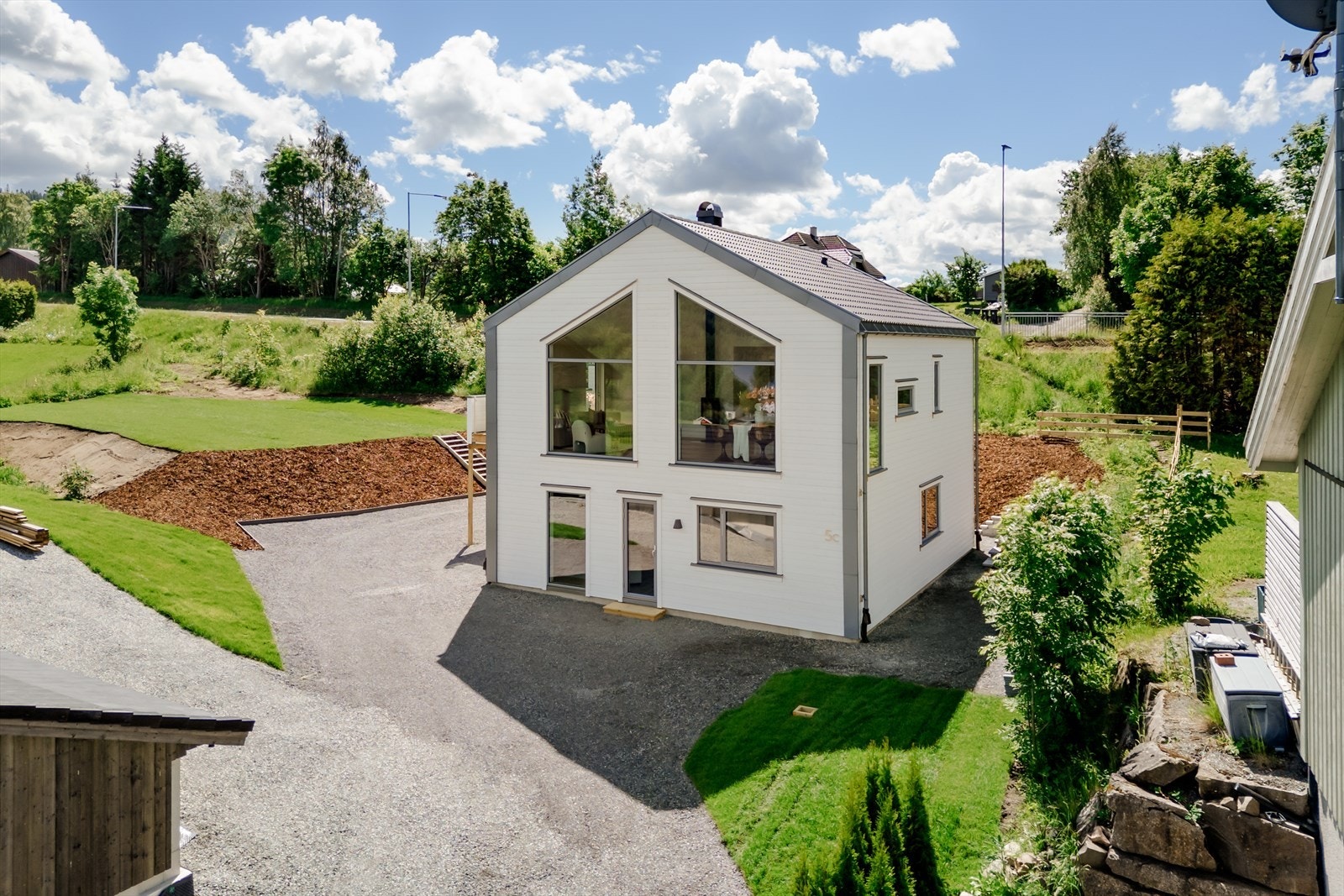 Boligen er nyoppført i en moderne og innbydende arkitektur Galleribilde