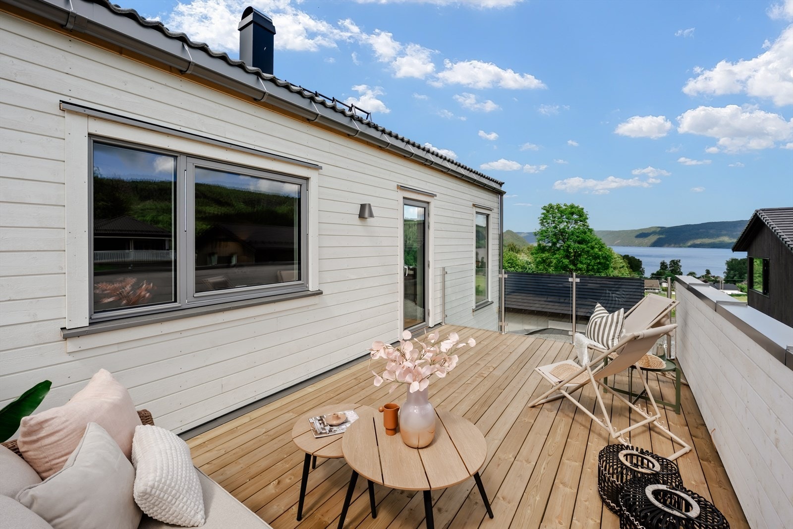 Her er det god plass til både sittegruppe og spisebord. Galleribilde