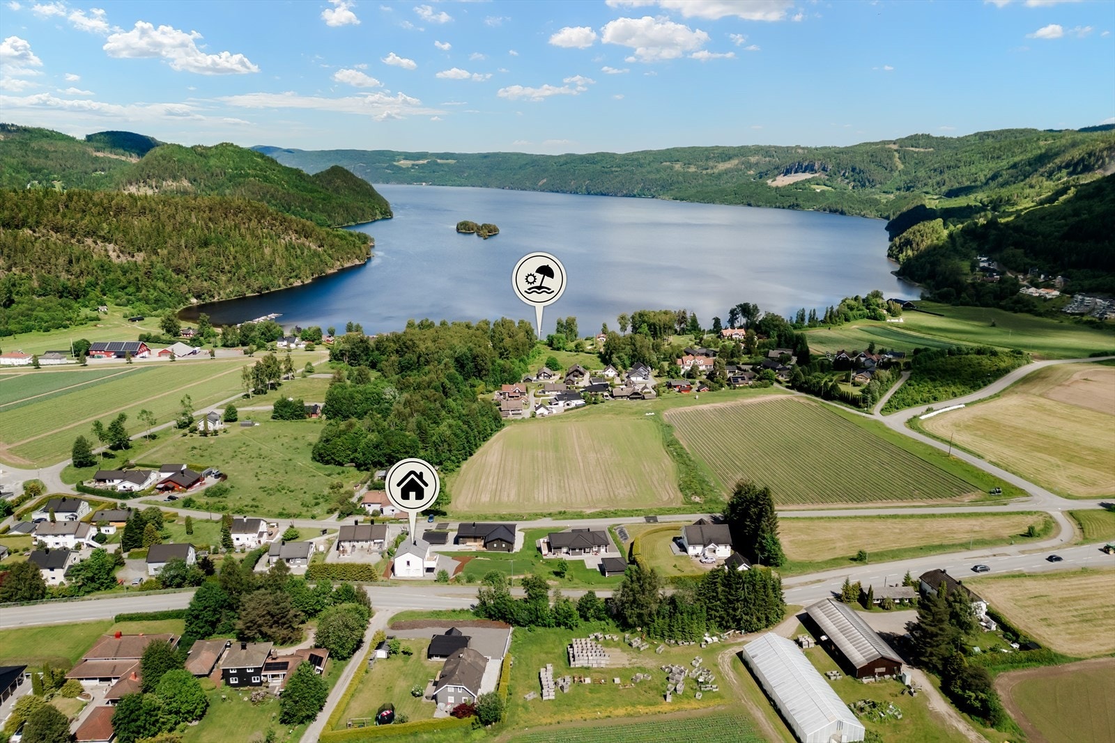 Kort vei til populære Svangstrand, med badebrygge, sandvolleyballbane og Tuftepark. Galleribilde