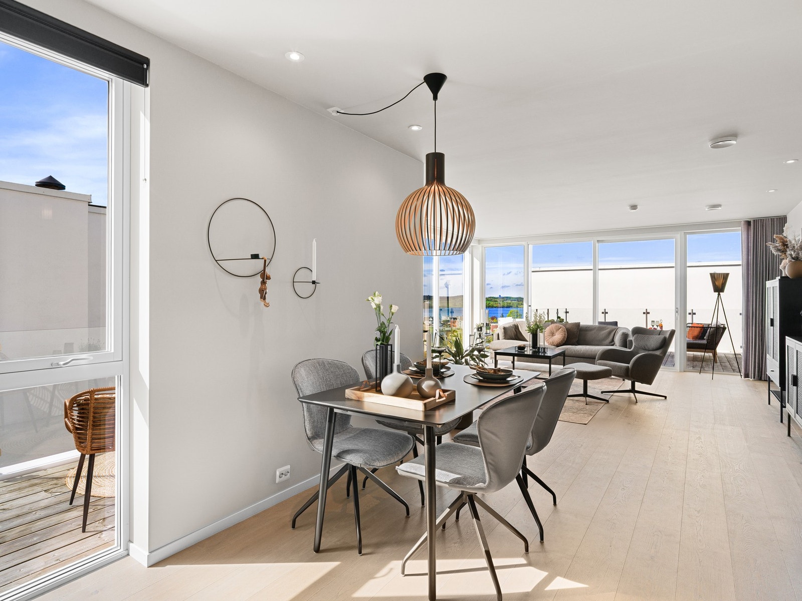 Her er det plass til både sofagruppe og spisebord. Galleribilde