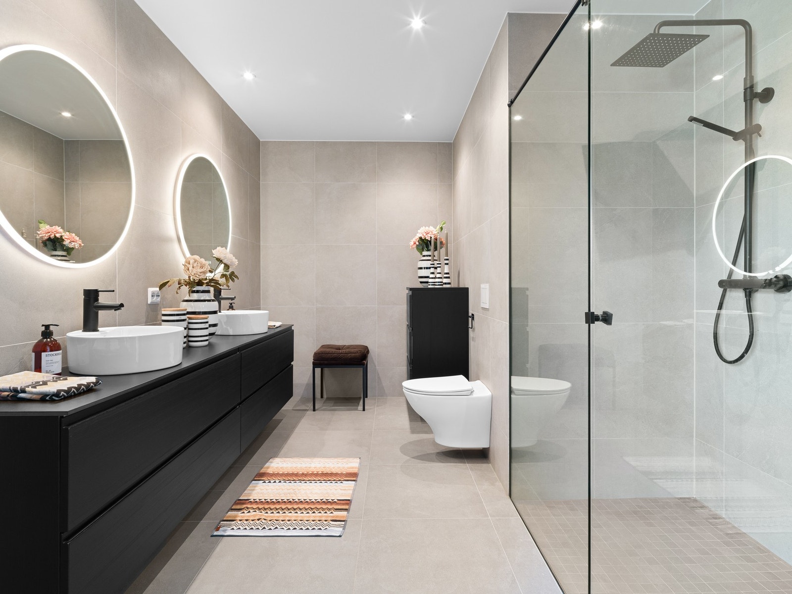 Hovedbadet fremstår som moderne og stilrent med lekre svarte detaljer. Badet er helfliset med 60 x 60 fliser på både vegger og gulv. Galleribilde