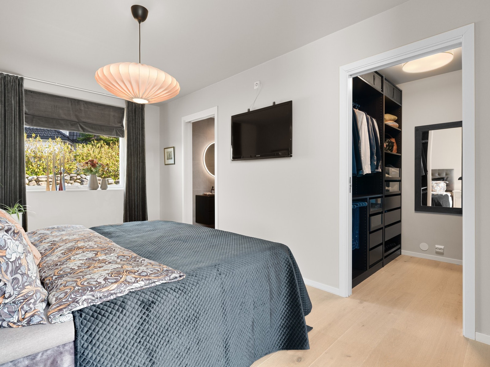Fra hovedsoverommet er det adkomst til både garderoberom og hovedbad. Galleribilde