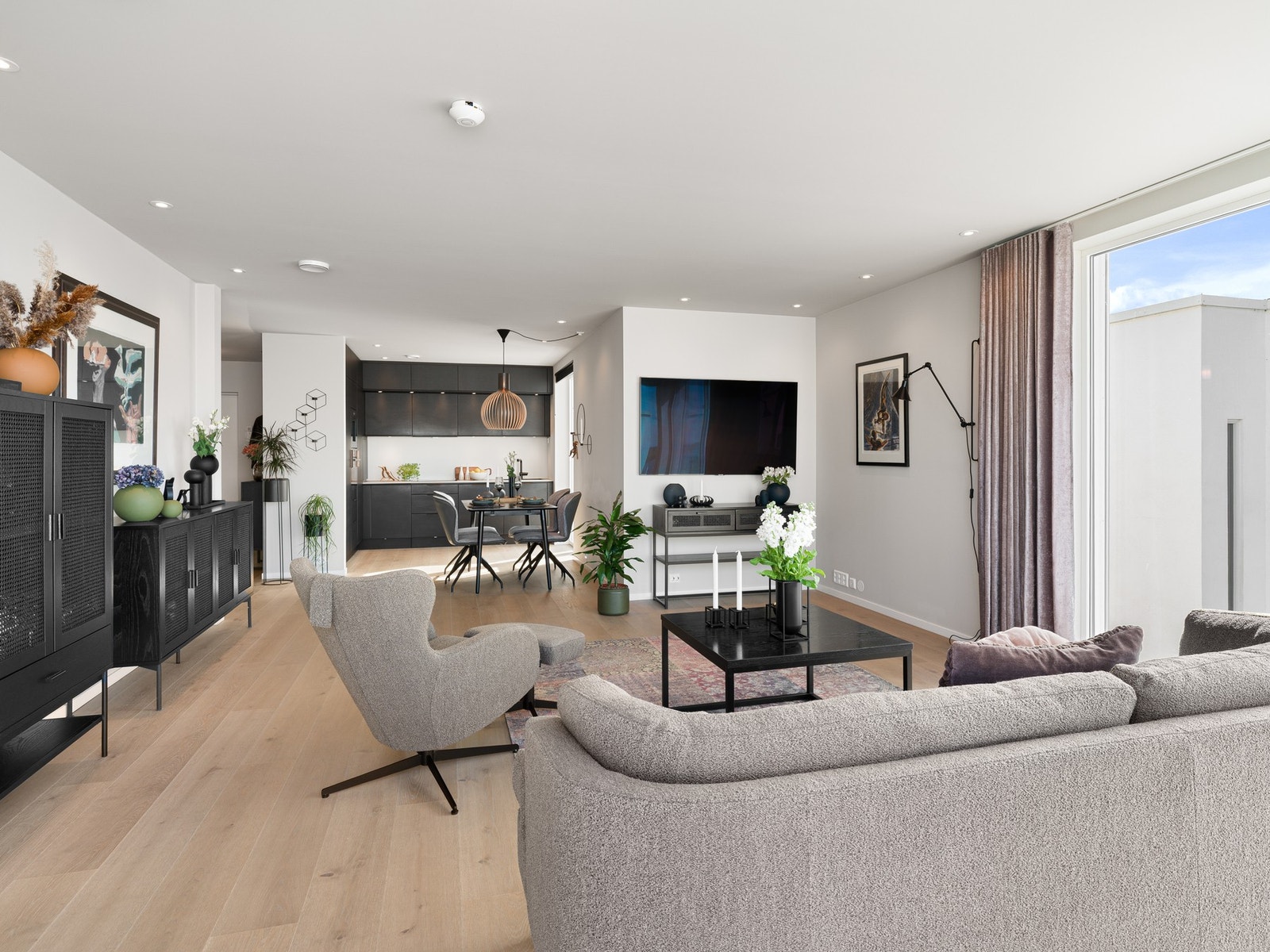 En åpen og sosial planløsning, perfekt for samvær og middager i hyggelige omgivelser. Galleribilde