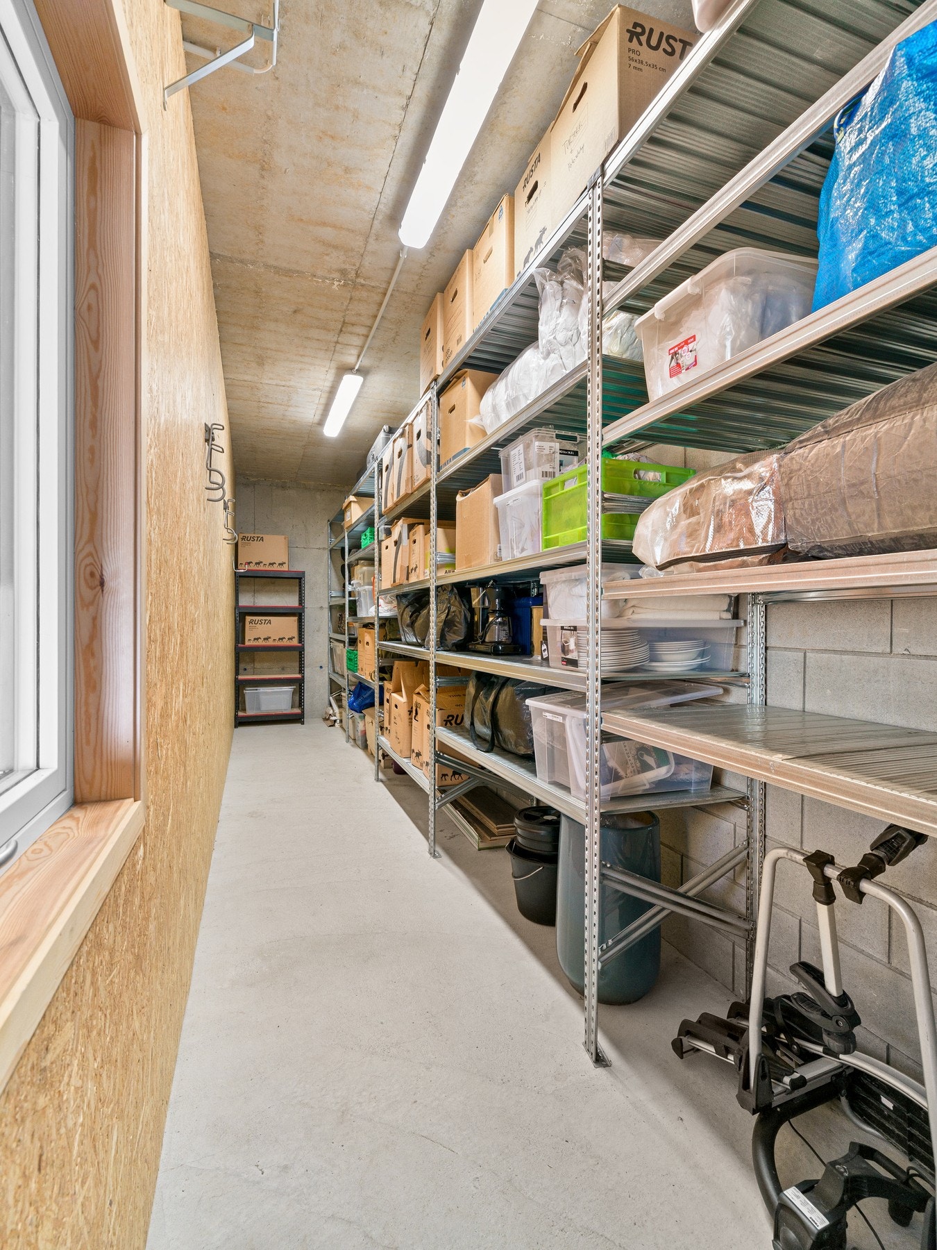 I tilknytning til garasjen har man en romslig bod. Galleribilde