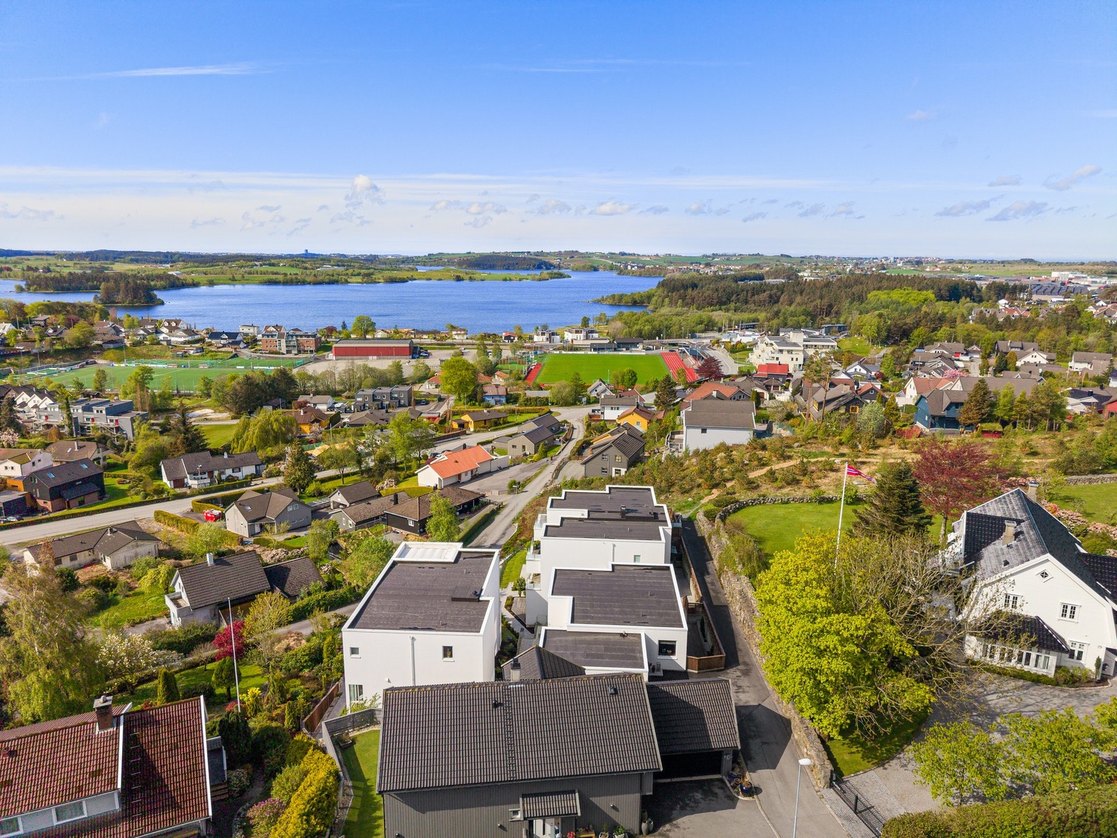 Området har kort vei til flotte tur- og rekreasjonsområder som kan benyttes gjennom hele året. Galleribilde