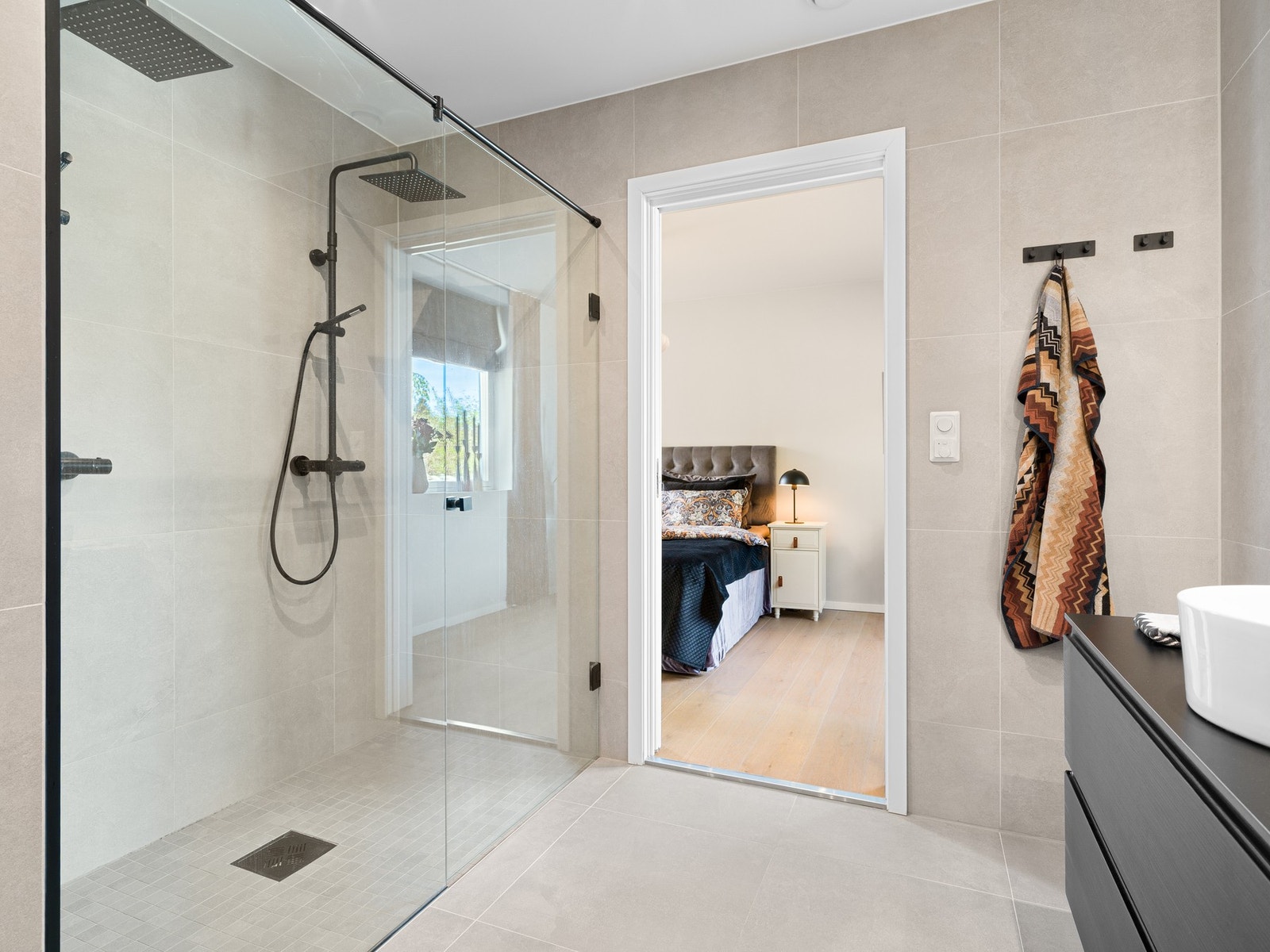 Videre er badet utstyrt med vegghengt toalett og dobbel dusj, noe som understreker den gjennomførte og funksjonelle utformingen. Galleribilde