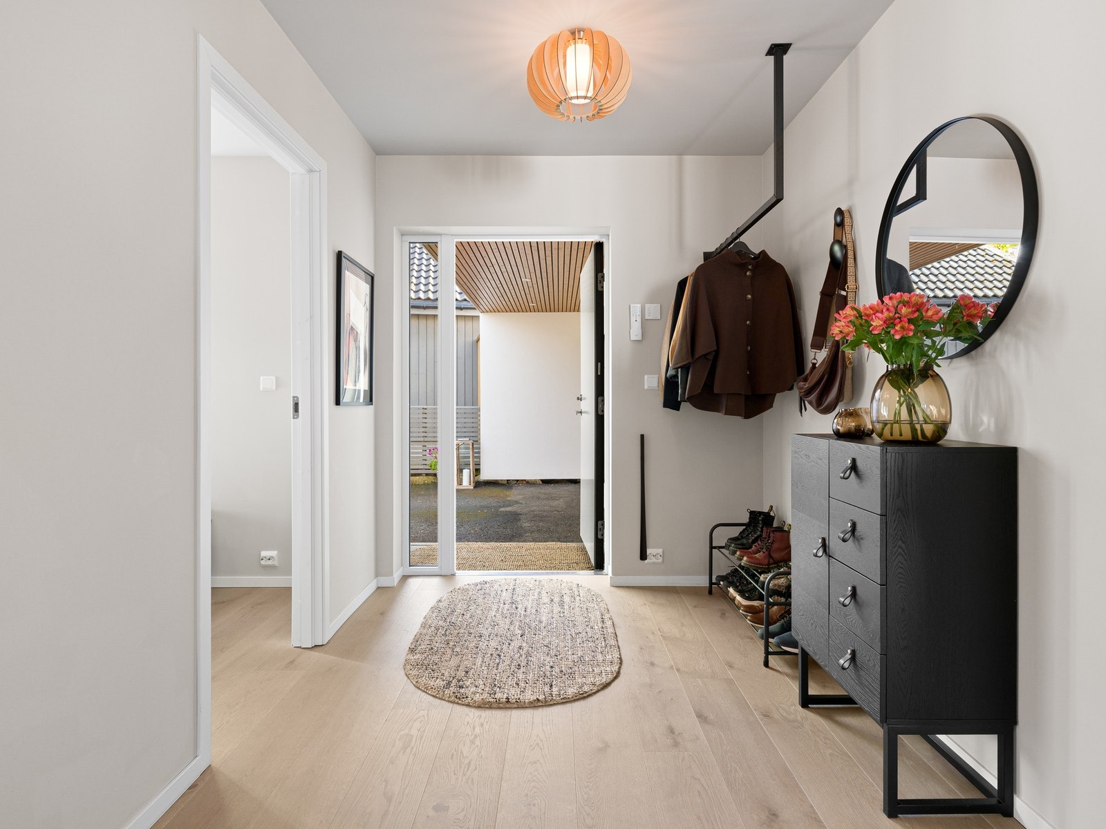 Her er det godt med plass til å henge fra seg yttertøy og sette fra seg sko. Galleribilde