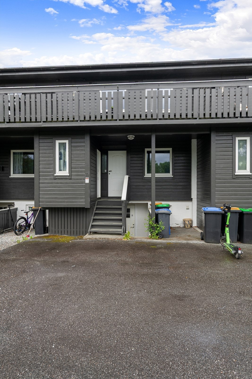 Hovedytterdøren er en malt teakdør med nyere balkongdører av tre og aluminium. Galleribilde