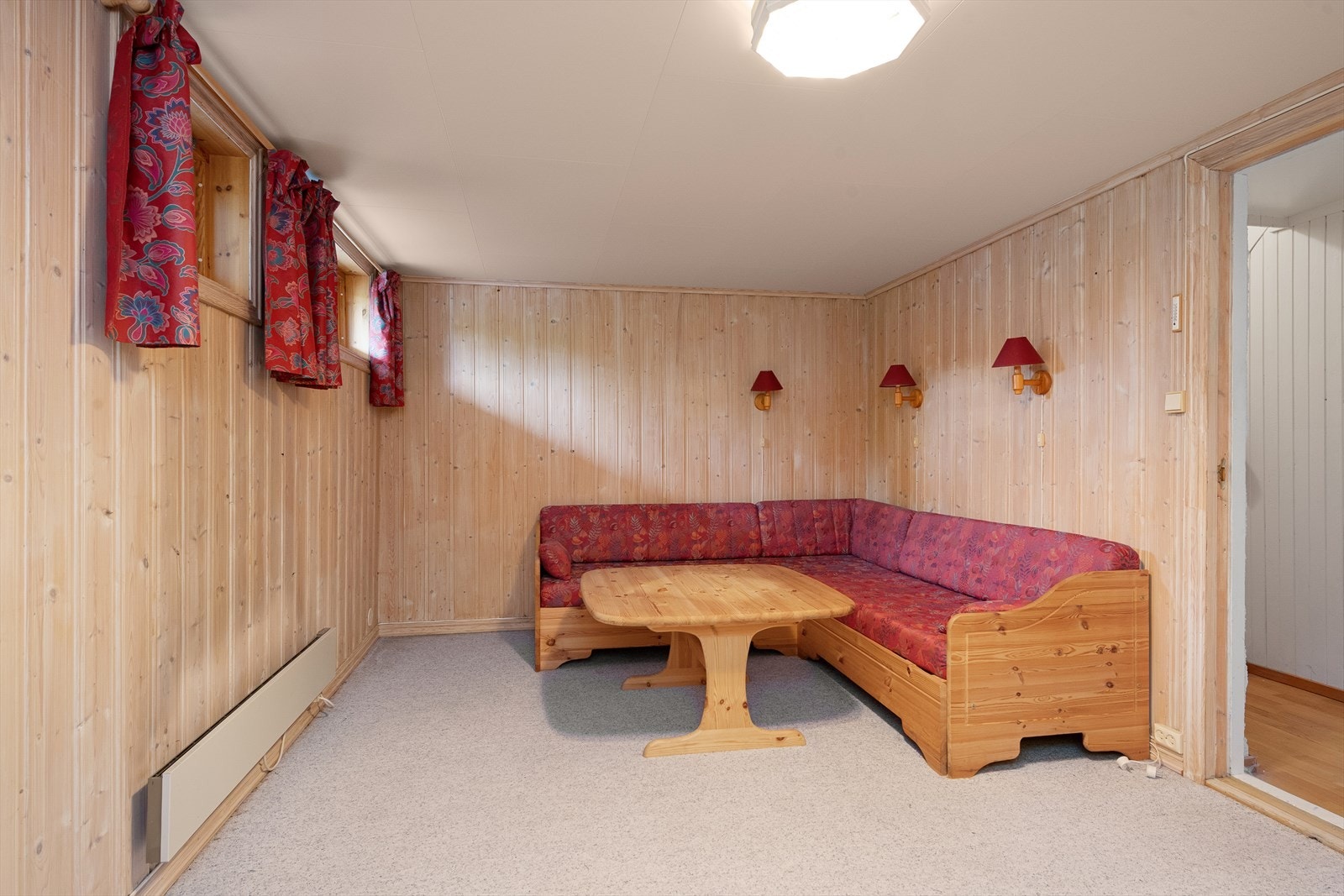 Kjellerstuen ligger i underetasjen som også rommer vaskerom og 2 boder. Etasjen har egen inngang. Galleribilde